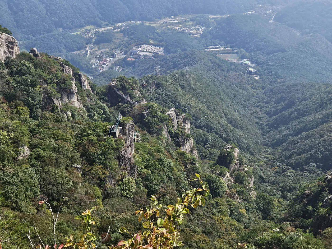 대둔산 마천대에서내려다 보이는 삼선계단 상단부와 금강구름다리 
