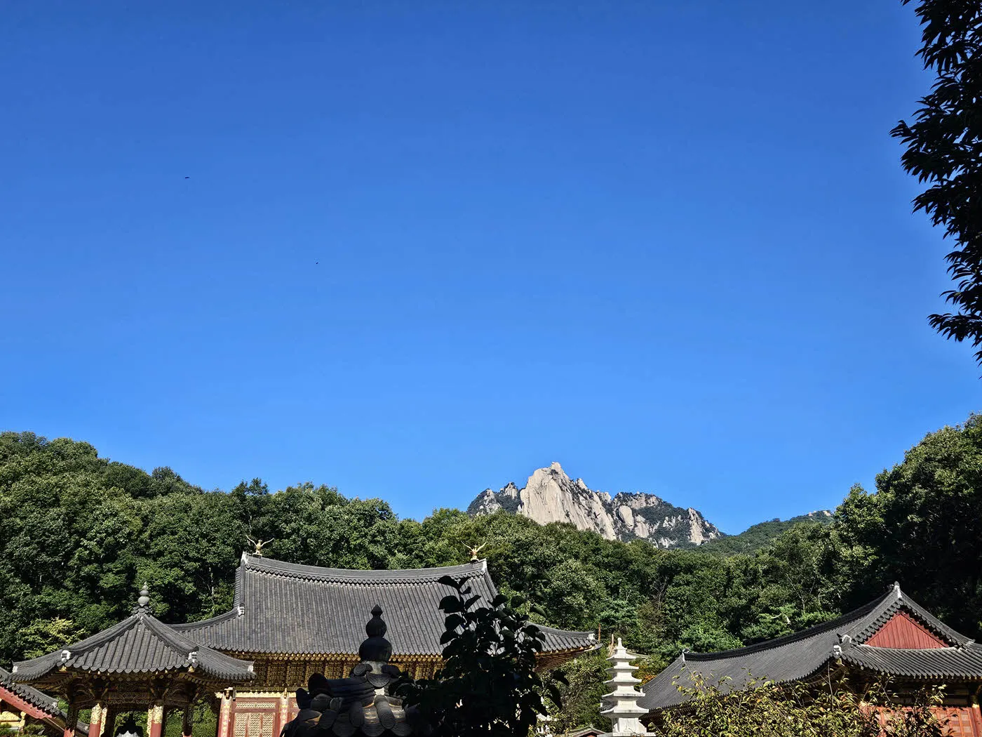 능원사를 지나며 보이는 도봉산 정상부