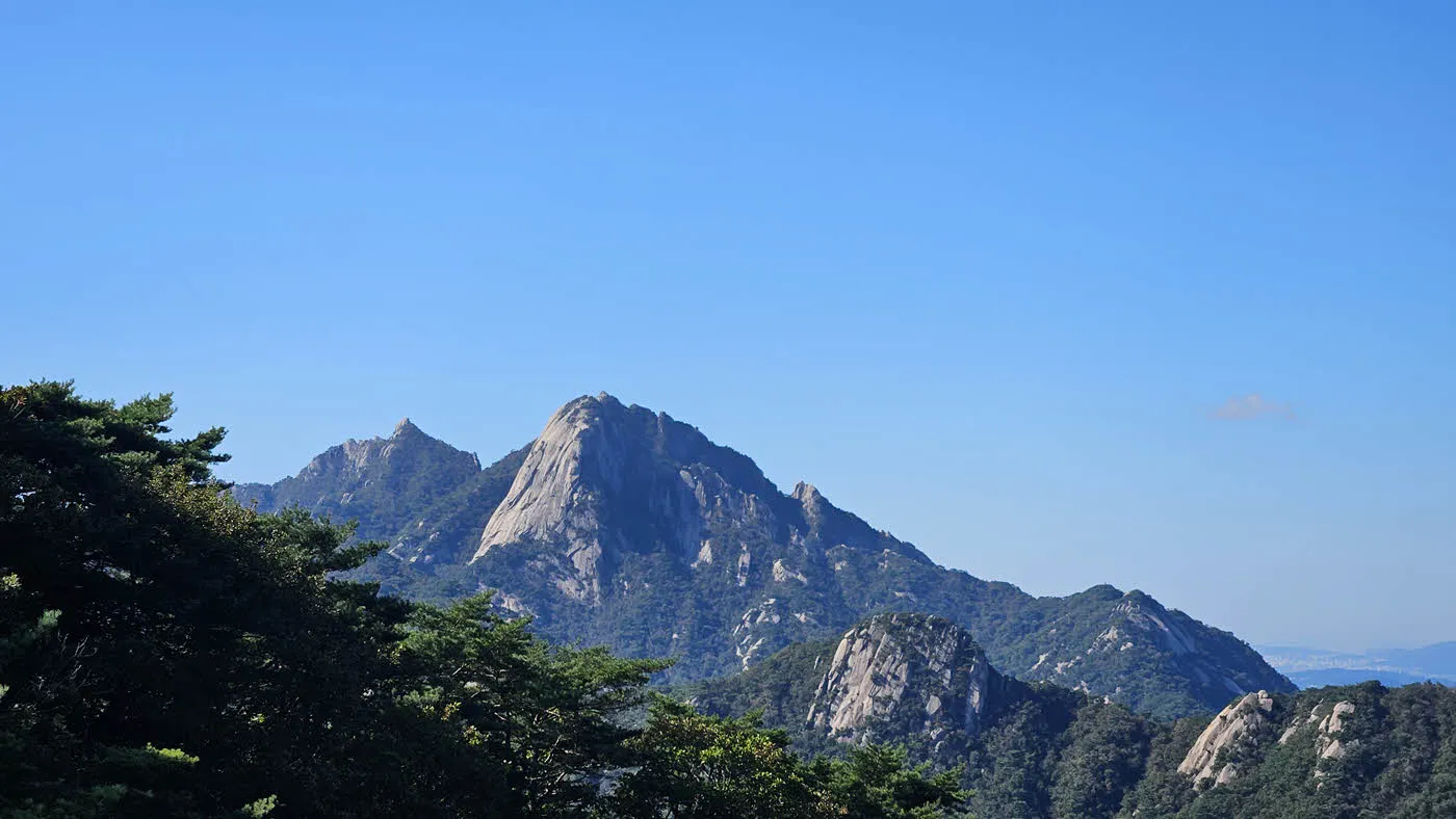우이암 전망대에서 바라본 북한산 정상부(만경대, 인수봉, 백운대)
