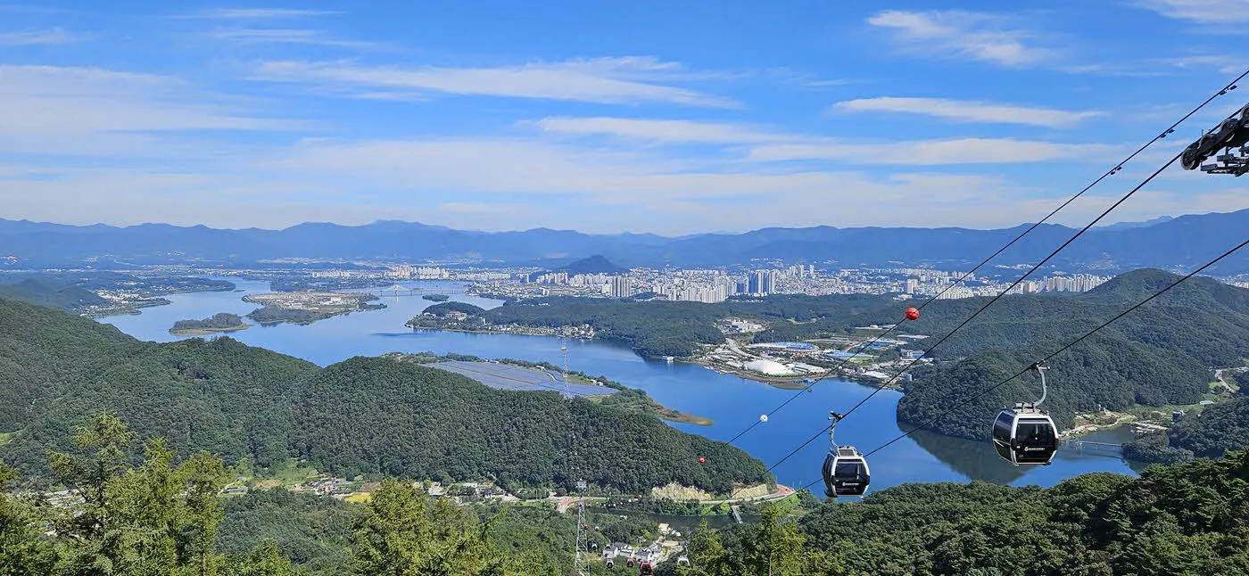 삼악산 케이블카 상부 정차장에서 바라본 춘천방면