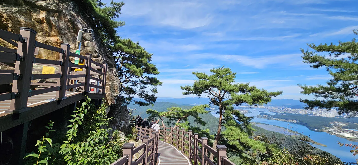 삼악산 스카이워크 올라오는 데크길