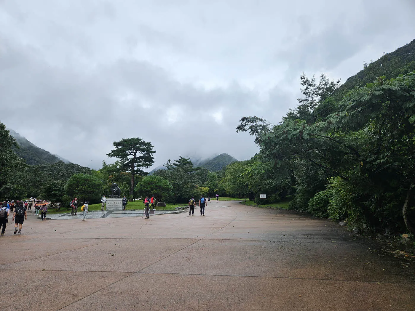 설악산소공원의 상징 반달가슴곰 동상 