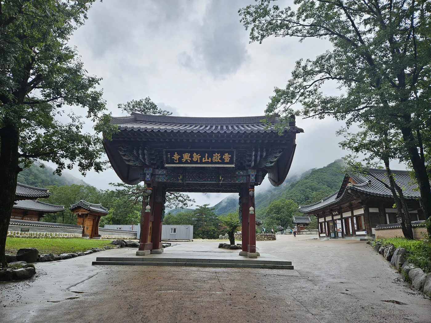 설악산 신흥사 일주문