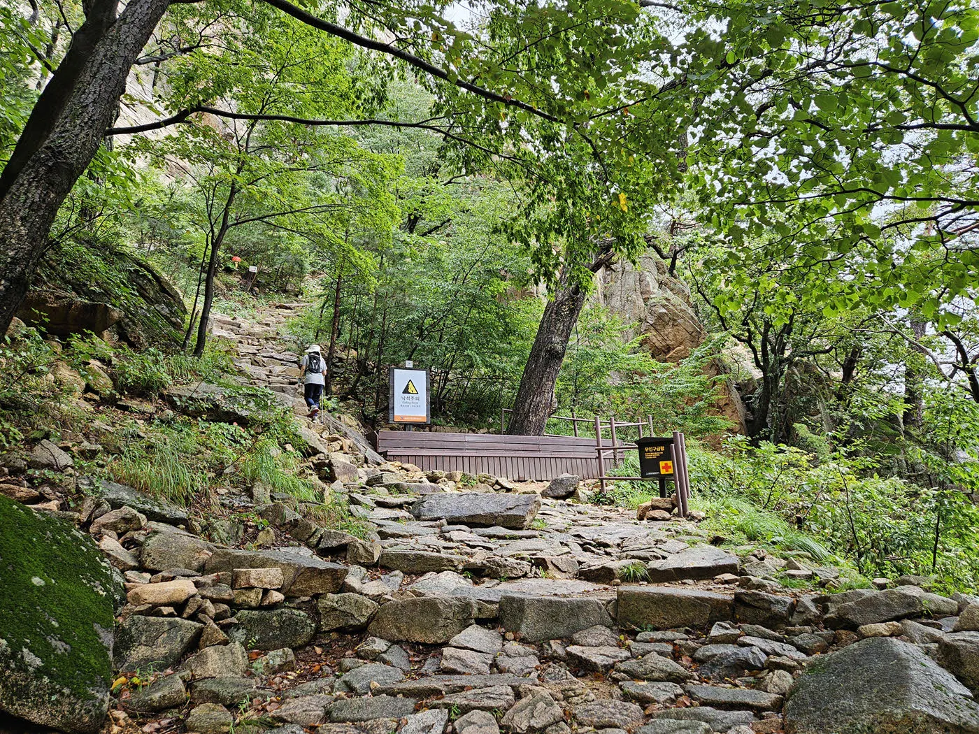 비선대에서 금강굴 가는 초입의 경사도
