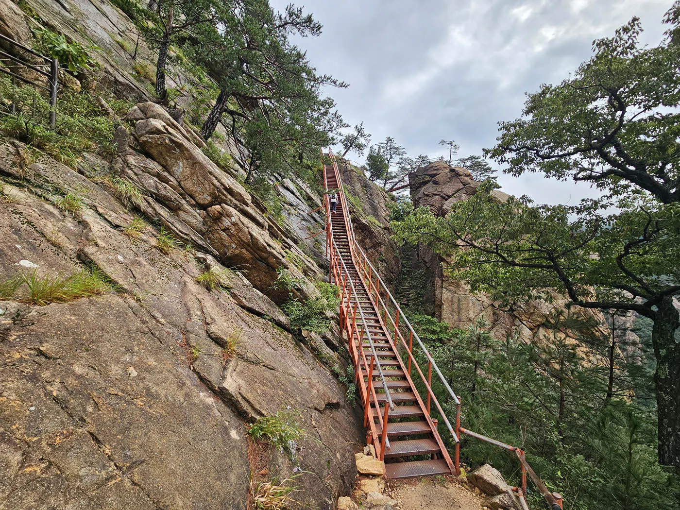 비선대에서 금강굴로 올라가는 절벽의 철계단