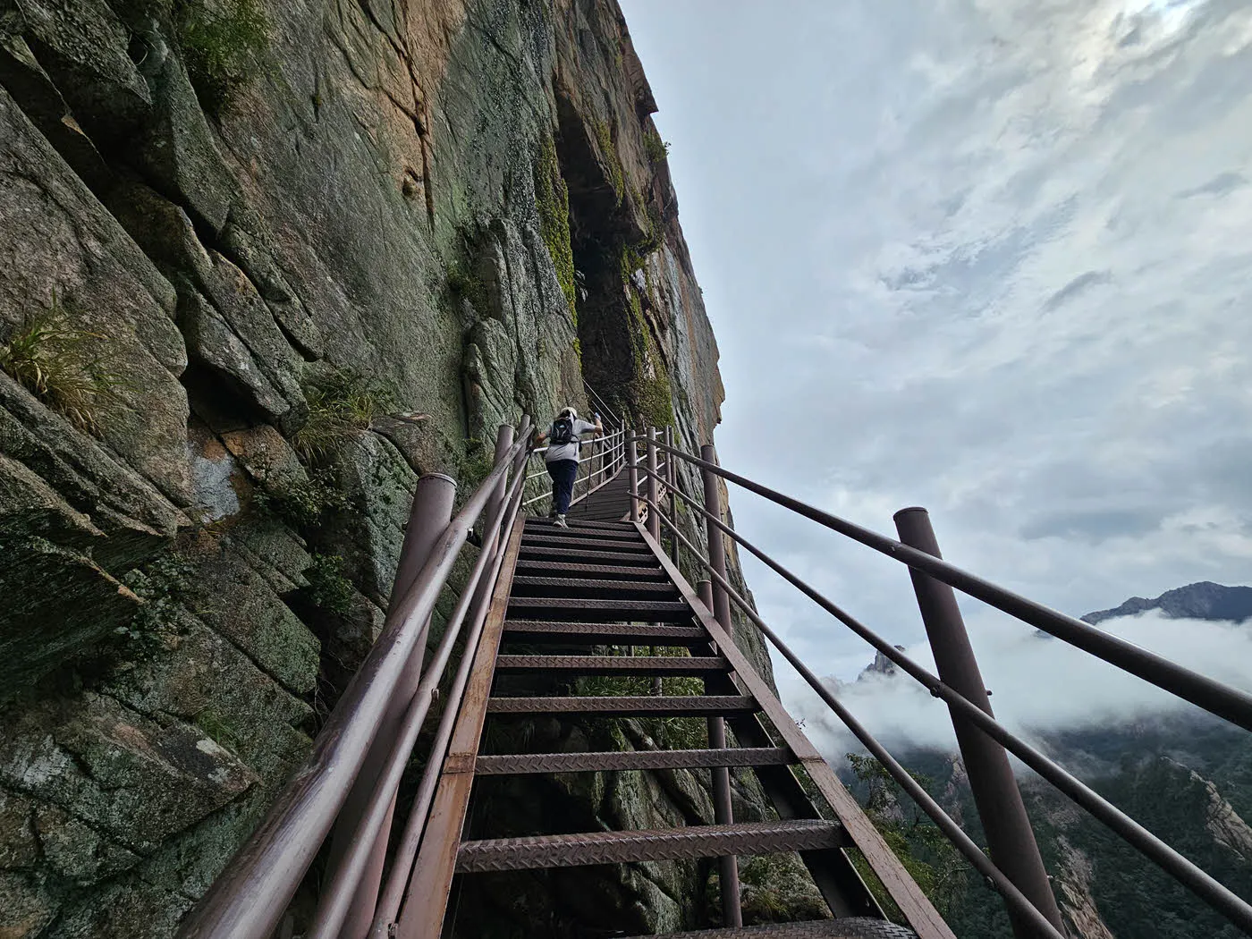 금강굴 마지막 구간의 수직절벽에 설치된 철계단