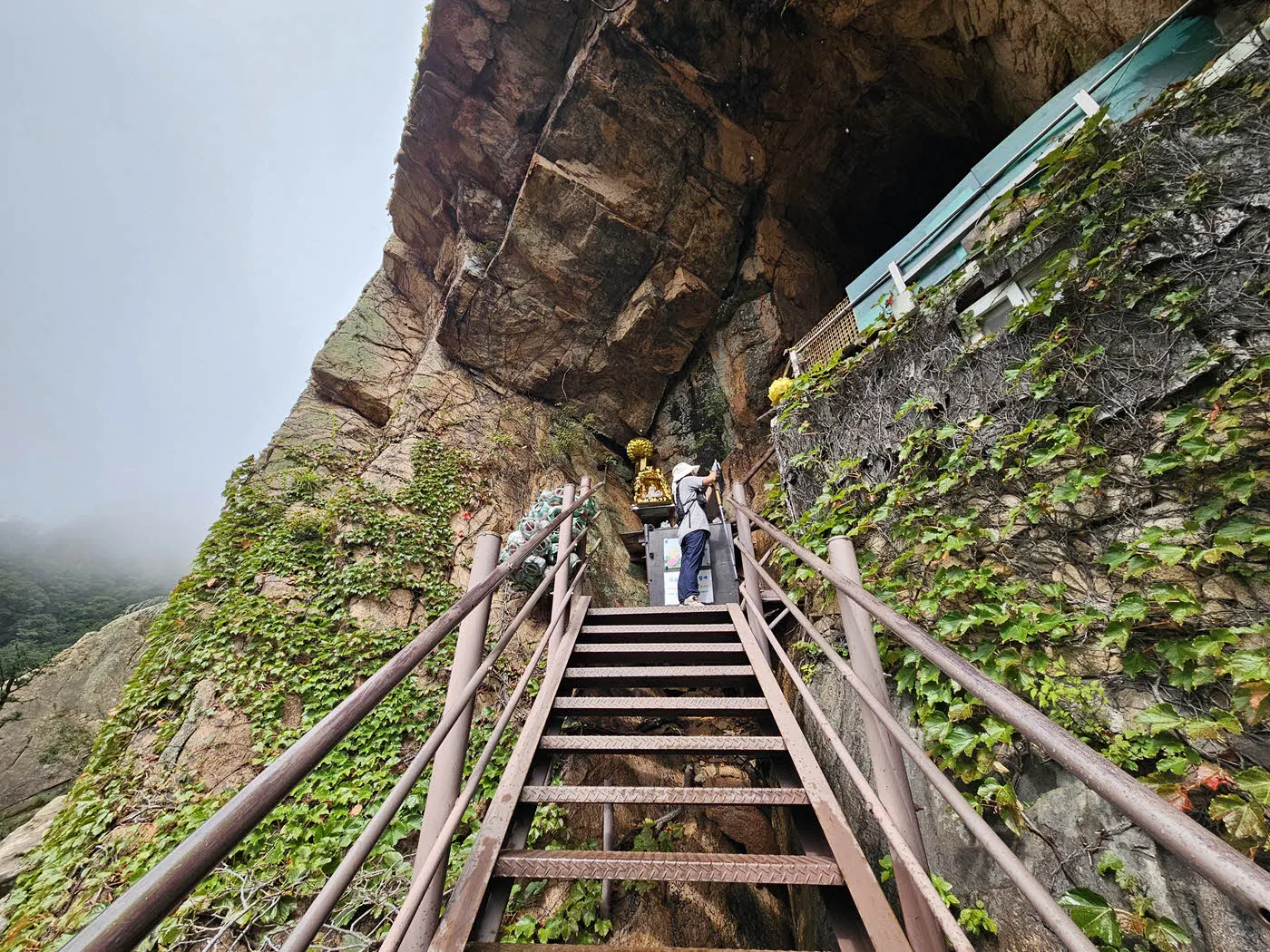 수직절벽의 금강굴 입구