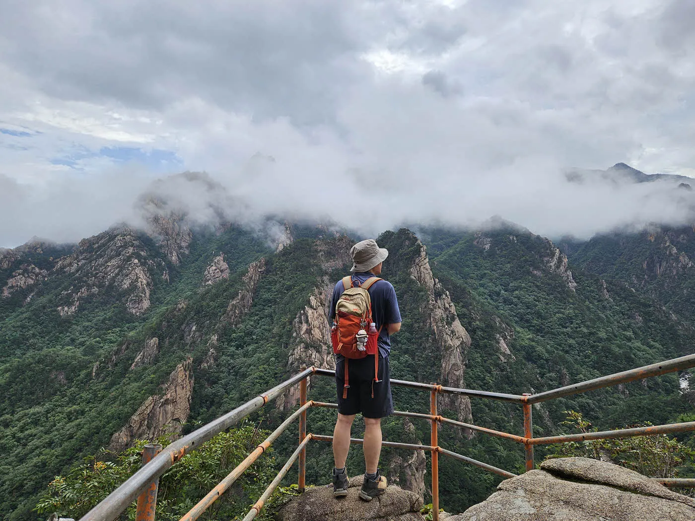 금강굴 올라가는 길의 조망포인트에서 바라본 설악산의 비경