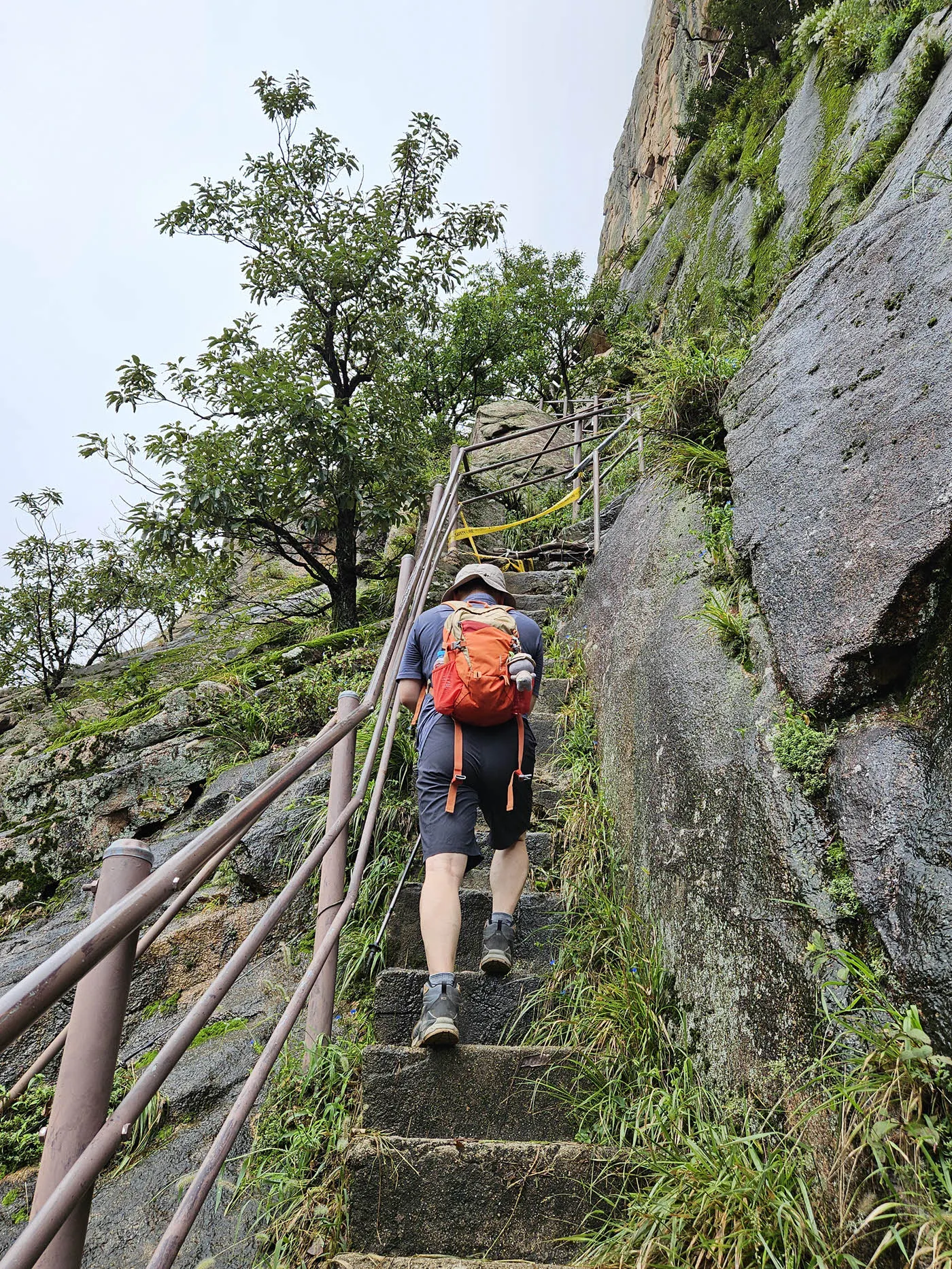 금강굴을 오르는 극악의 난이도 코스