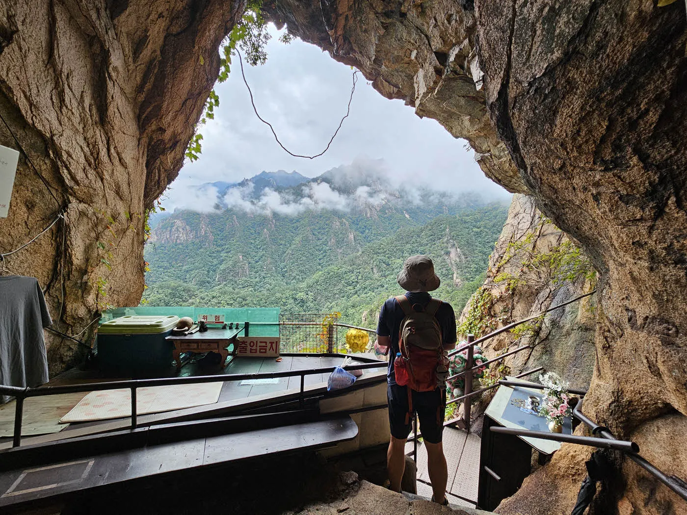 금강굴에서 밖을 바라본 풍경