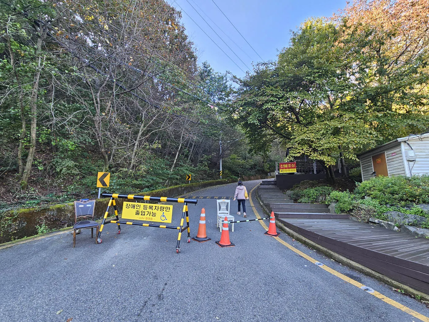 주차장에서 식장루 방면으로 가는 길