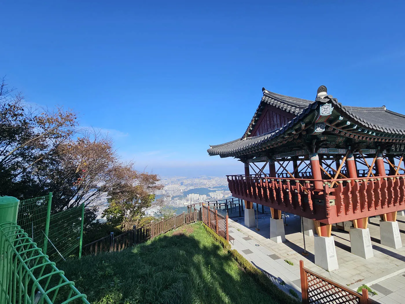식장루와 너머로 보이는 대전 시내