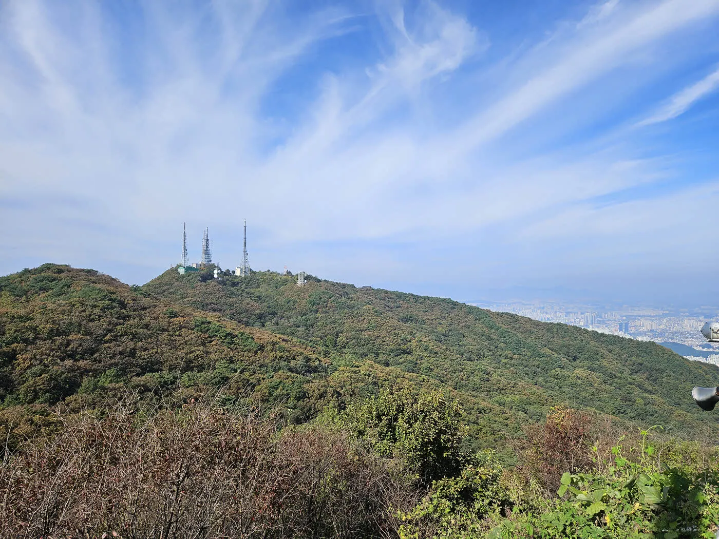 식장산 정상 쉼터 카페에서 바라본 식장루 방면