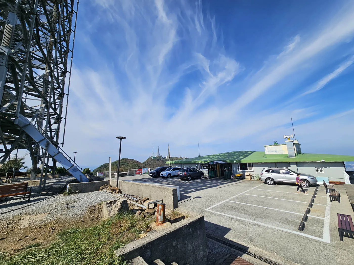 식장산 정상 쉼터 카페 모습