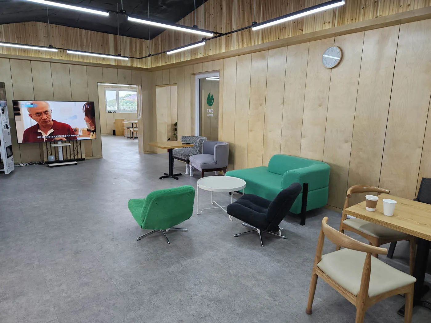 식장산 정상 전망대 쉼터 카페 내부