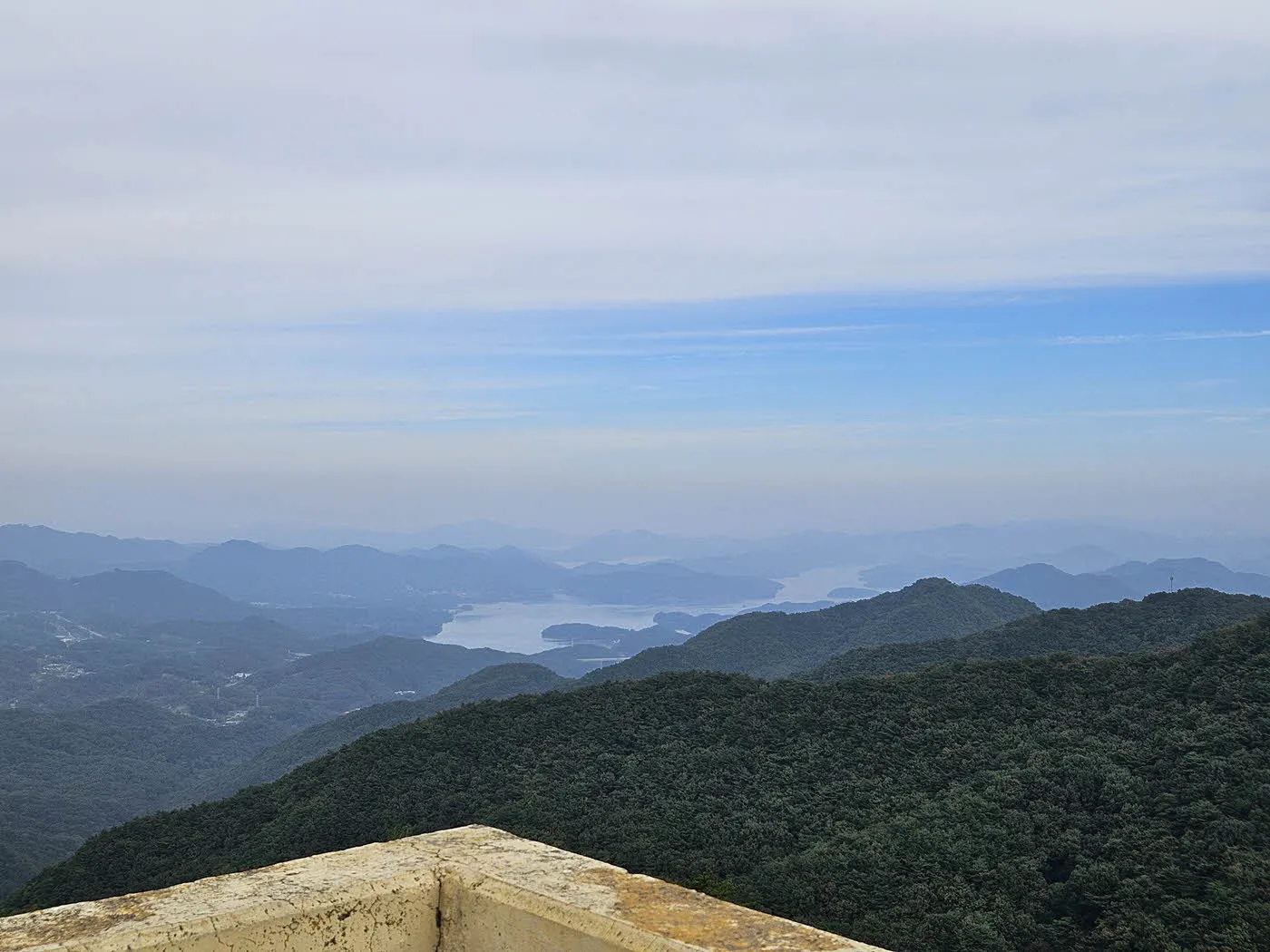 식장산 정상에서 보이는 대청호
