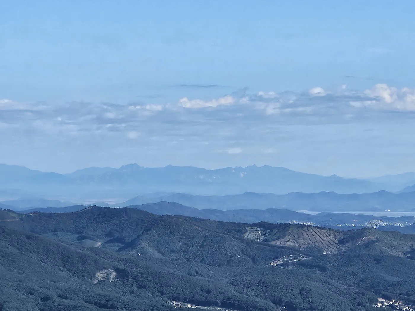 북한 개성시 송악산으로 추정되는 산줄기