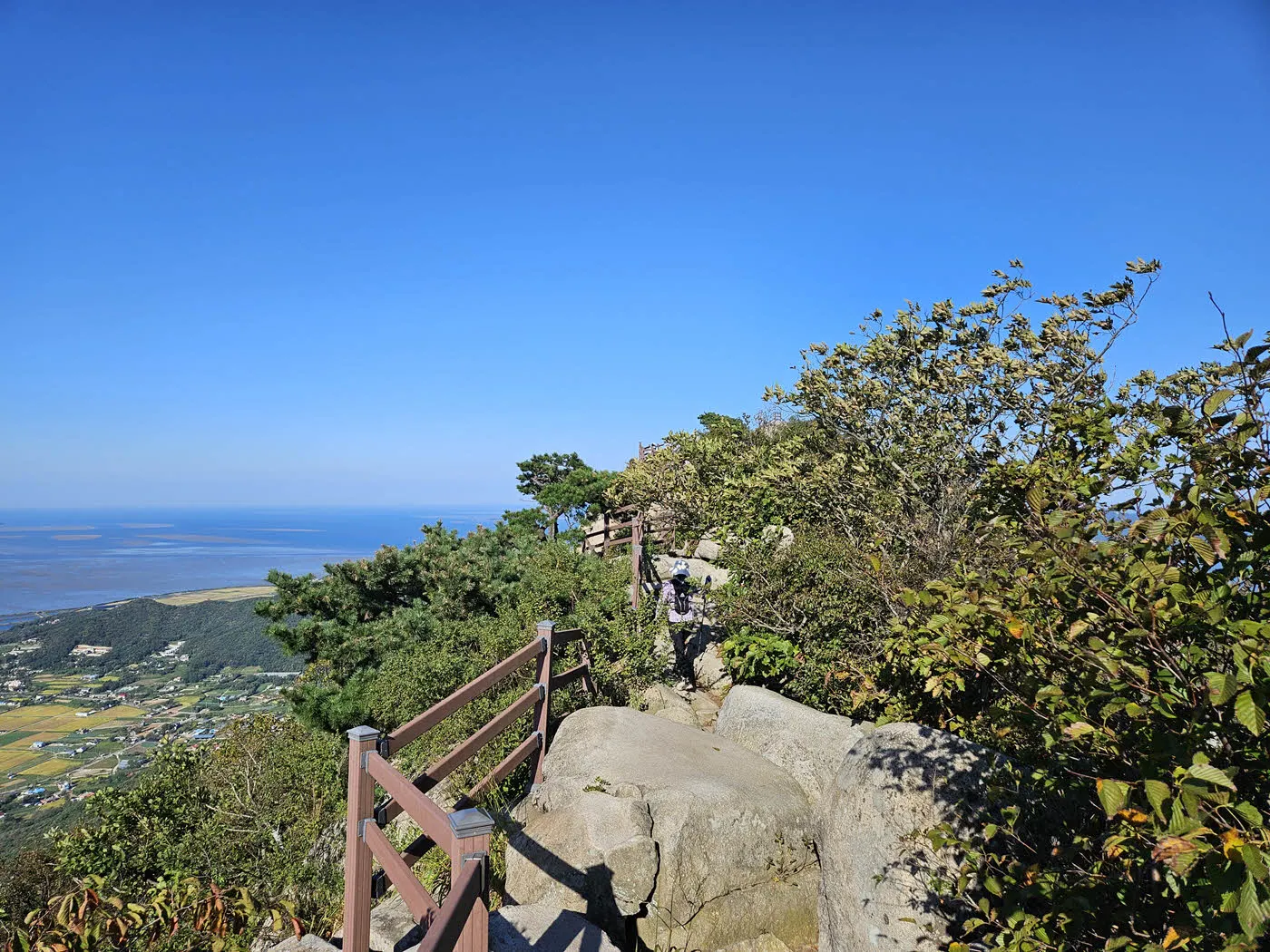 마니산 정상부 주능선의 아찔한 암릉구간