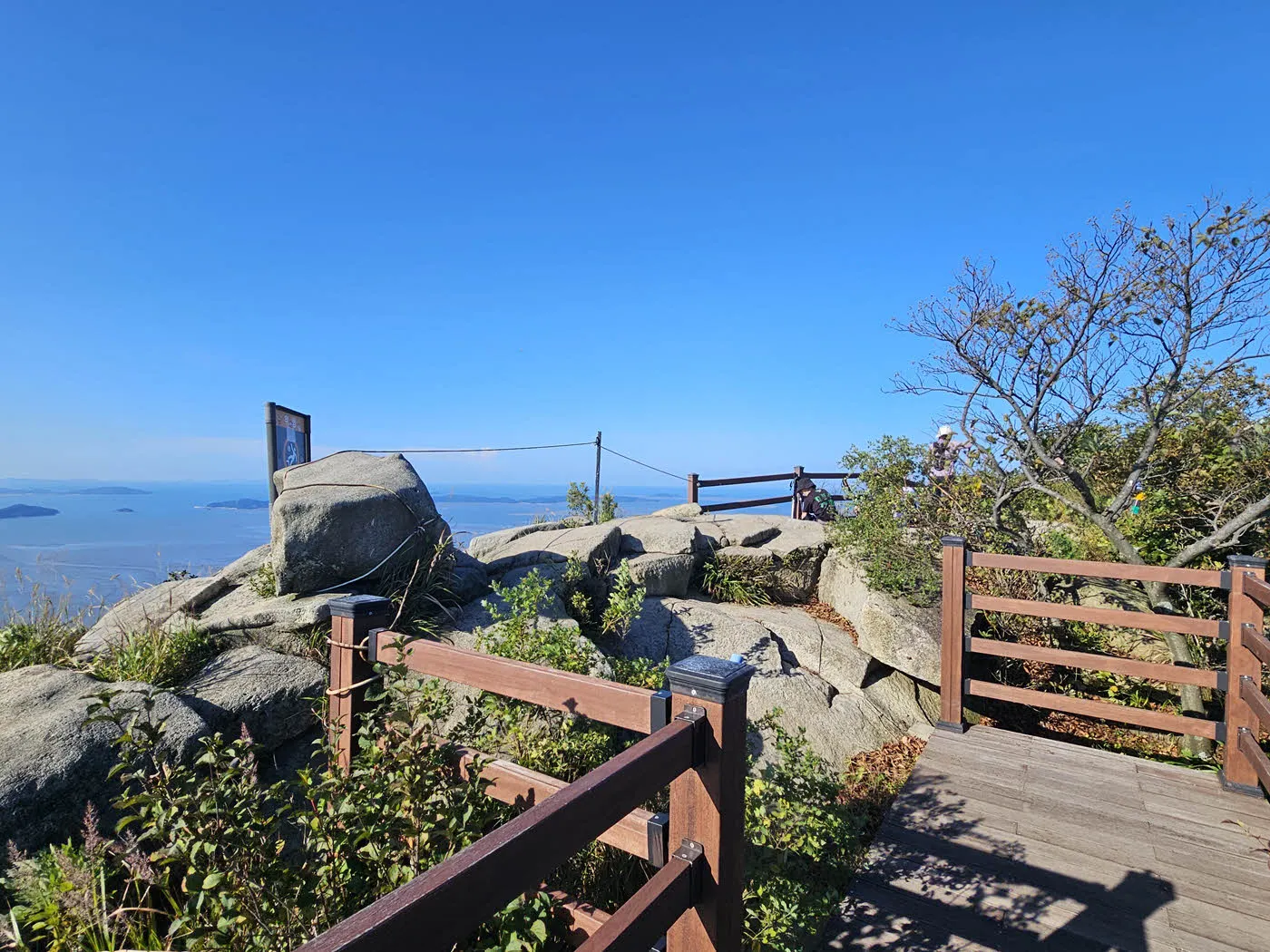 정수사에서 출발해 마니산 정상부 주능선 암릉구간에 도착