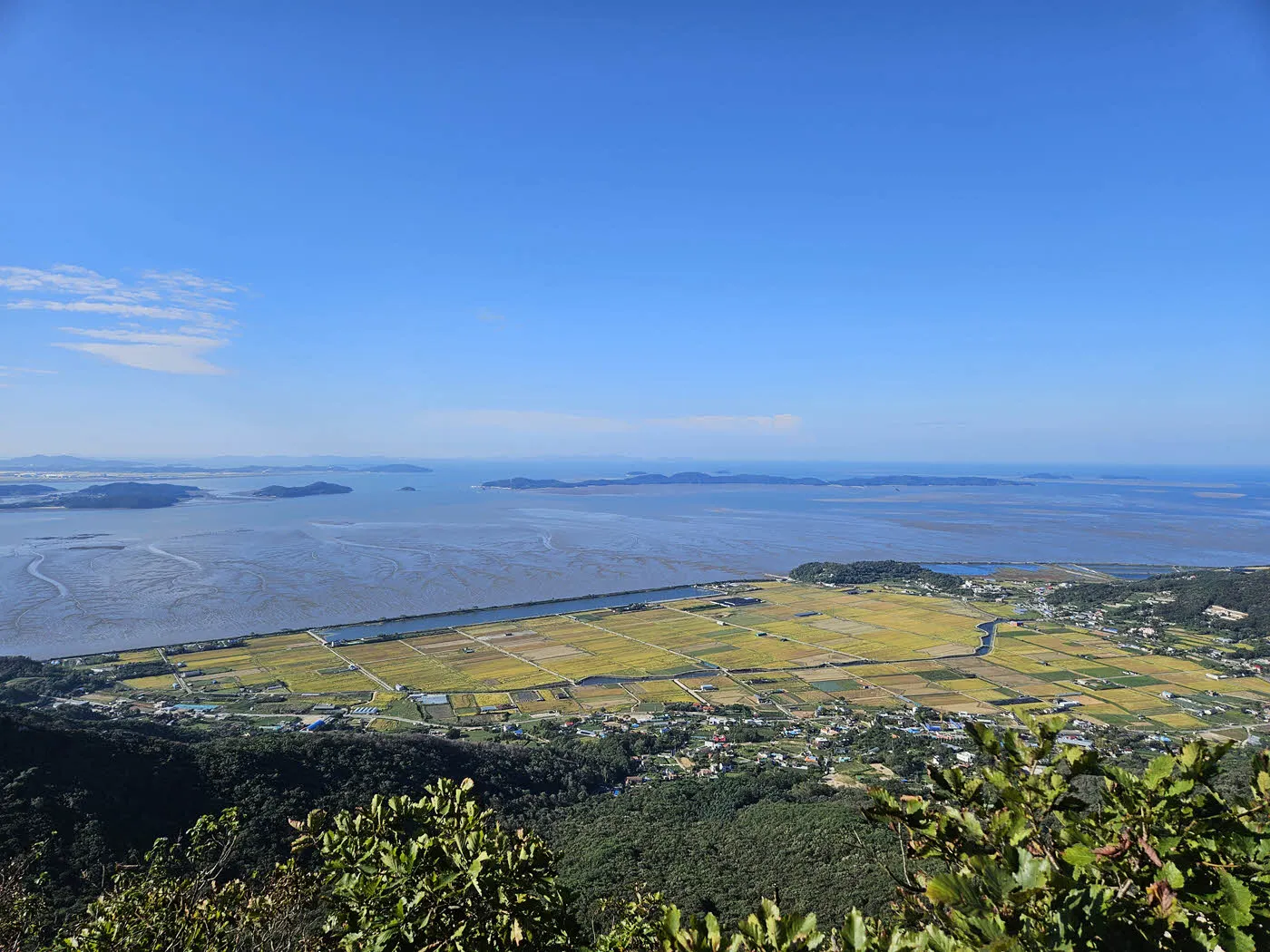 마니산에서 바라보는 서해바다 쪽 풍경
