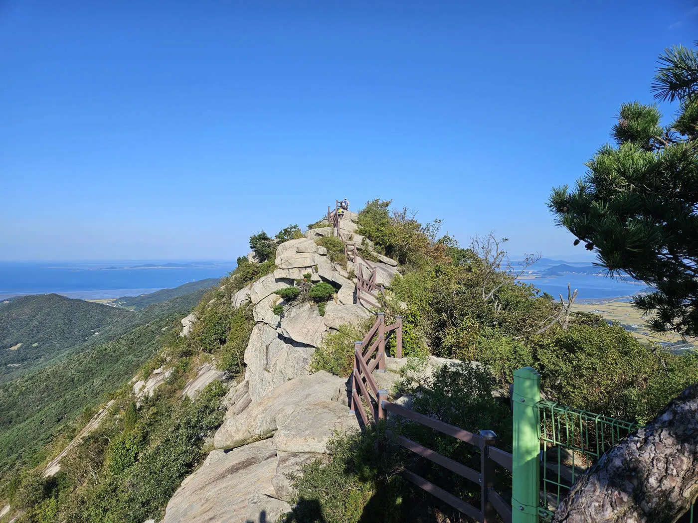 마니산 정상부 주능선의 암릉구간