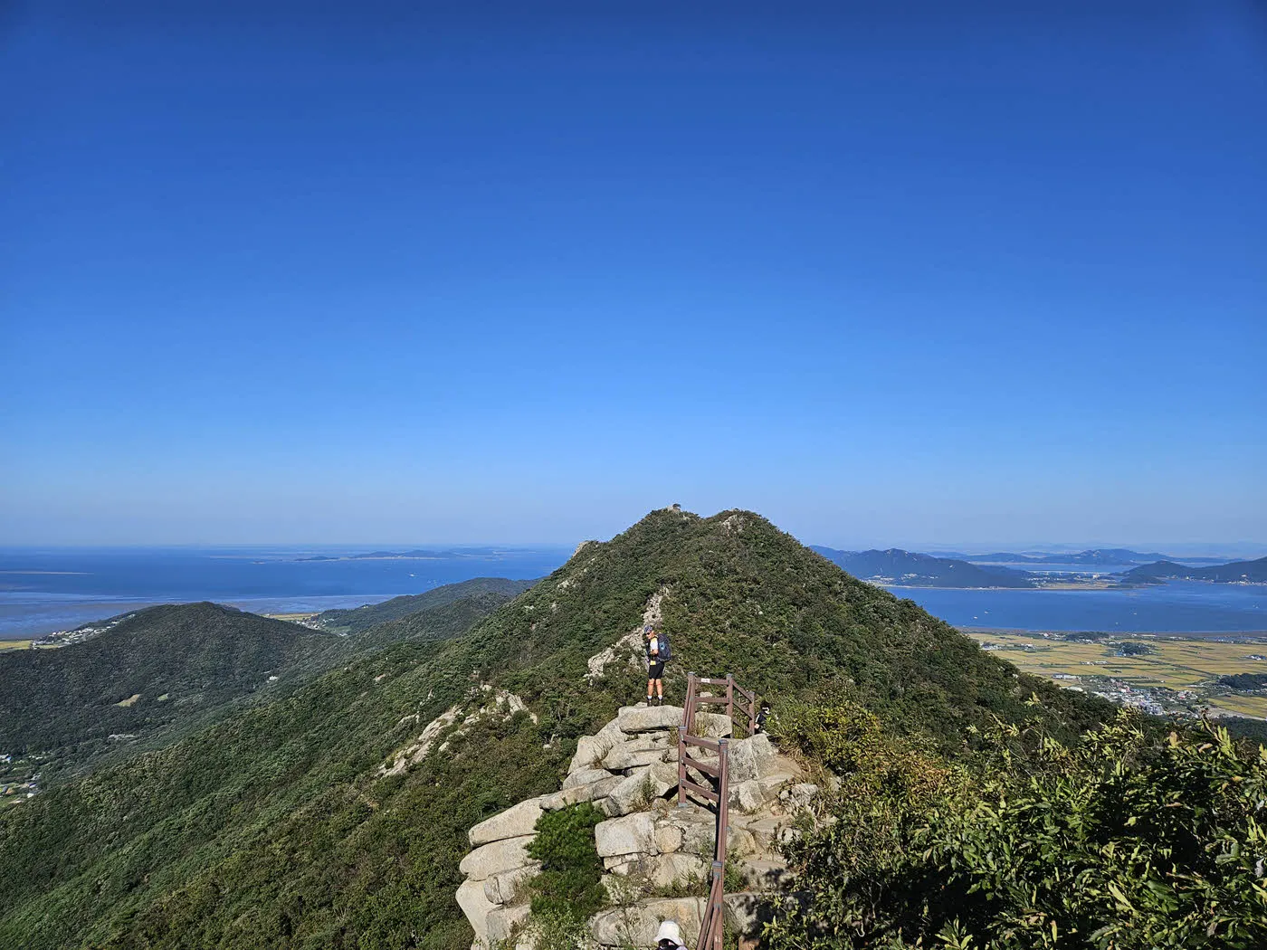 멀리 보이는 마니산 정상과 참성단