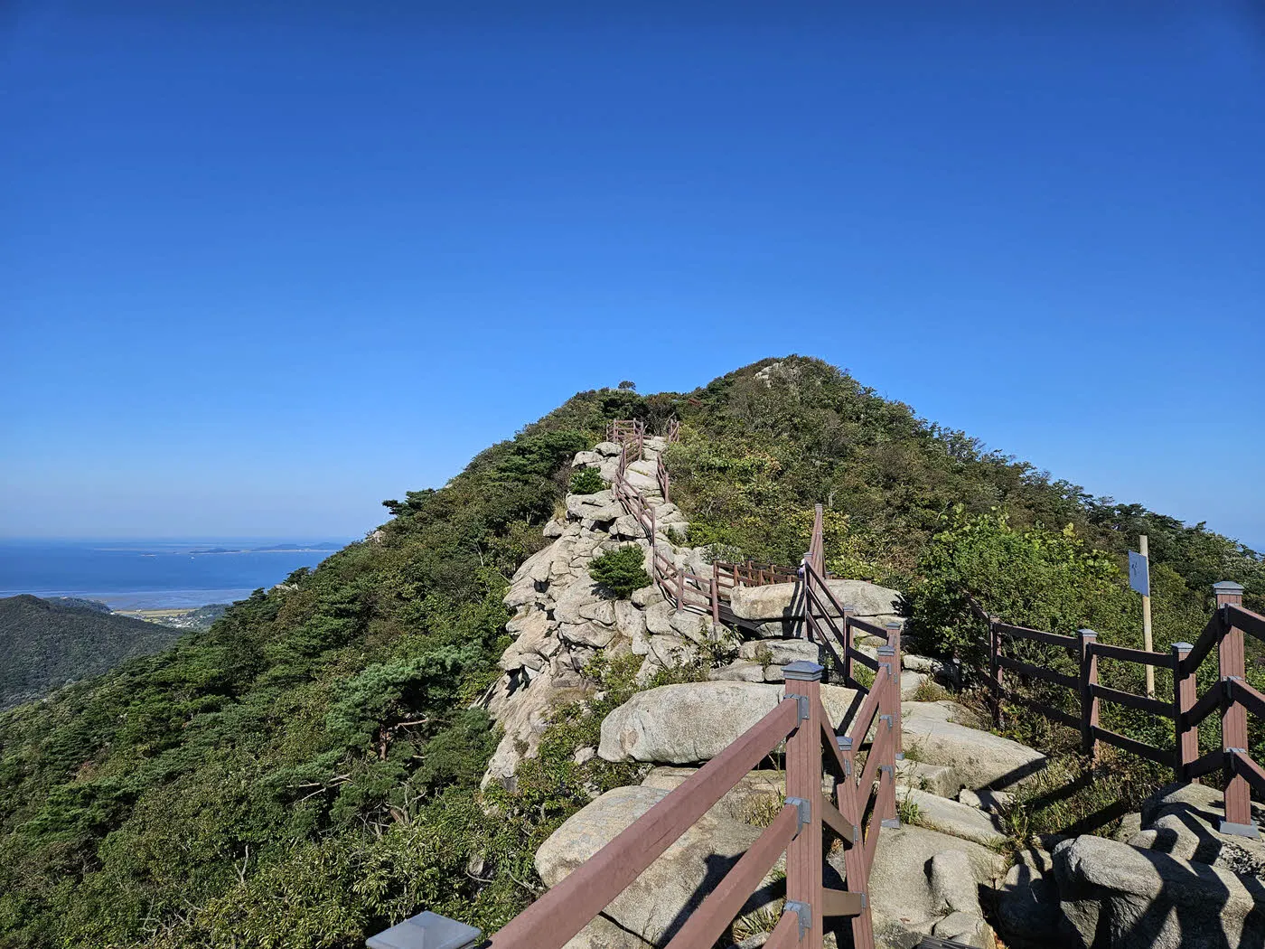 등산의 묘미를 알게 해주는 마니산 정상부 암릉구간