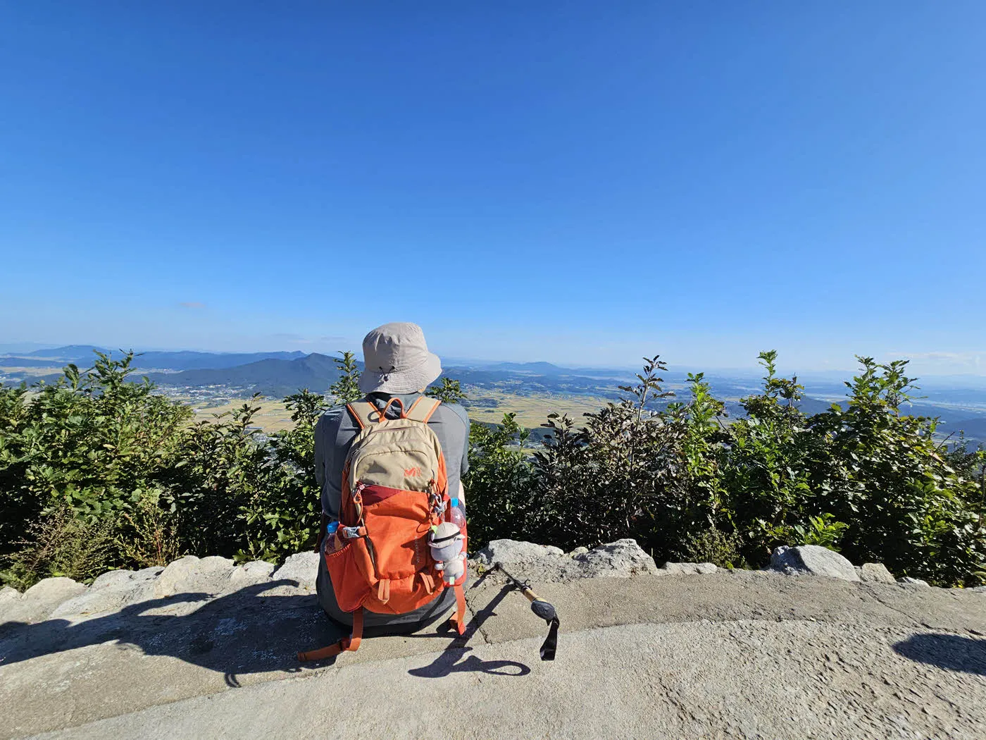 마니산 정상에서 북쪽하늘을 바라보며 휴식을 취한다