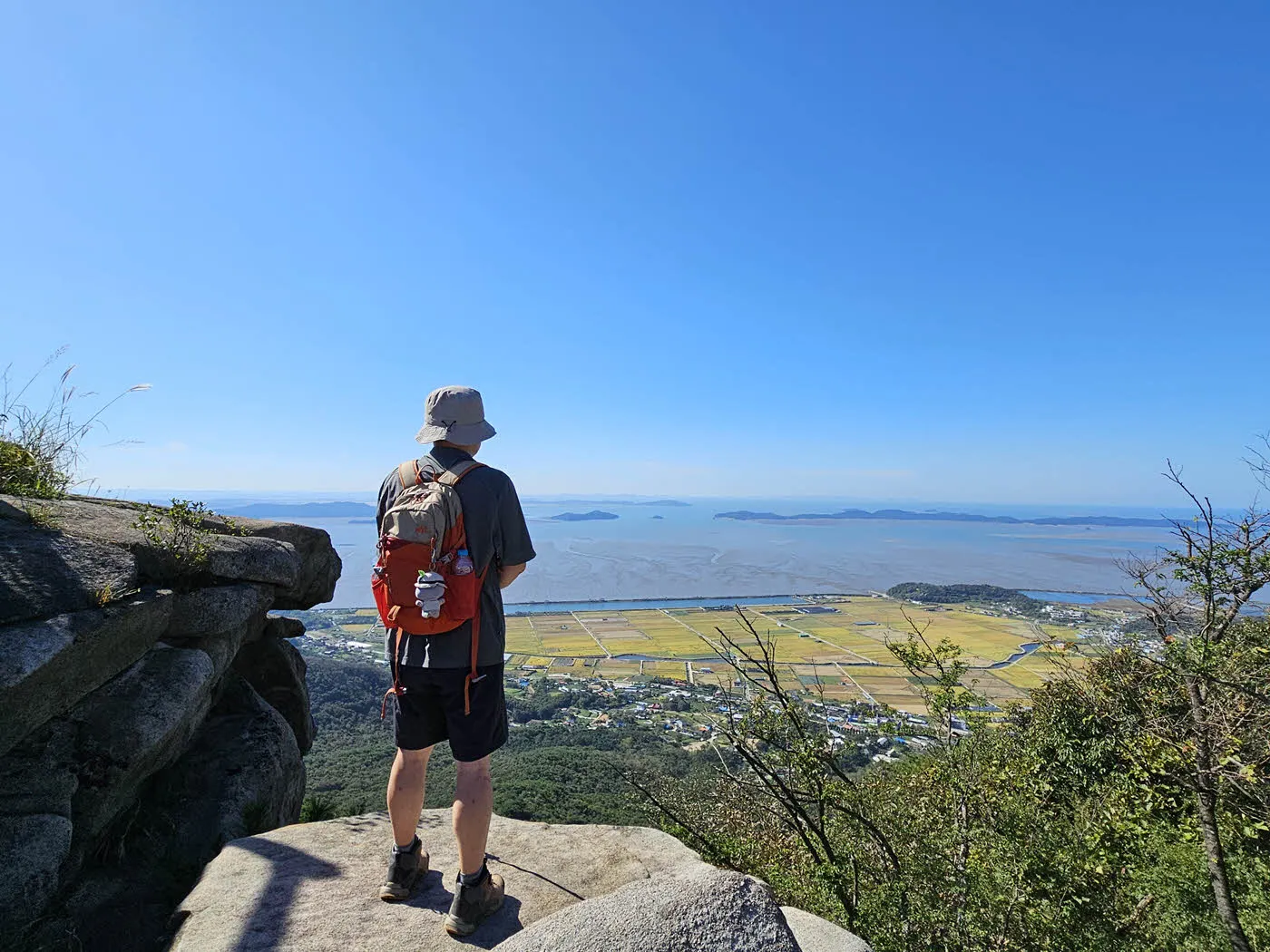 강화도 마니산 정상부 암릉구간에서 남쪽 바다를 바라보며