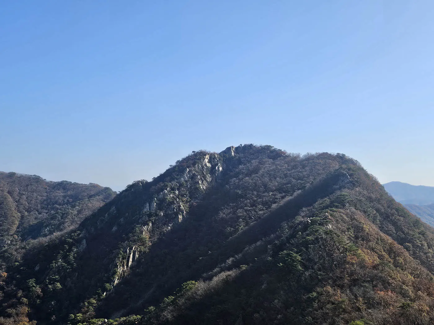 공주봉을 오르다 바라본 의상대 방면
