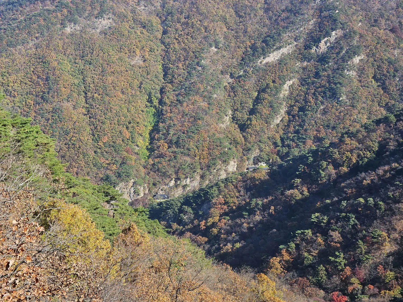 공주봉을 오르다 보이는 자재암