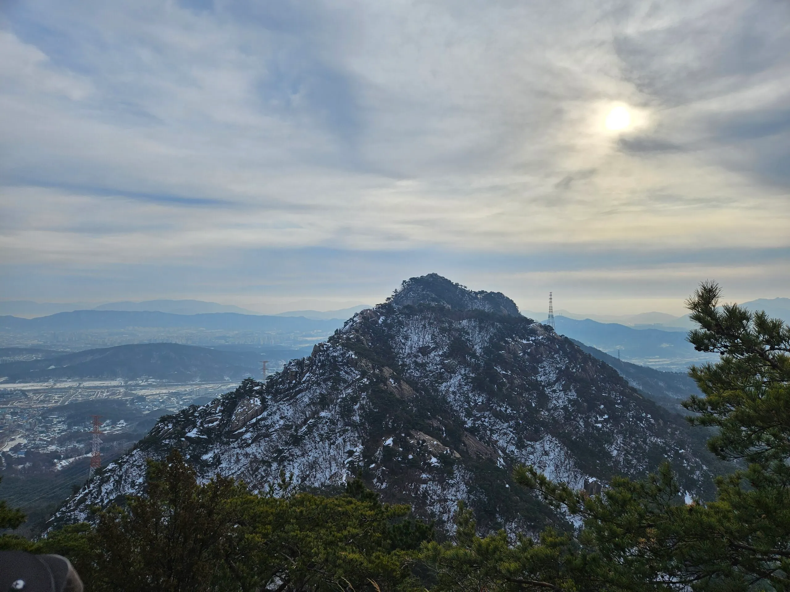 상투봉과 멀리 보이는 상봉