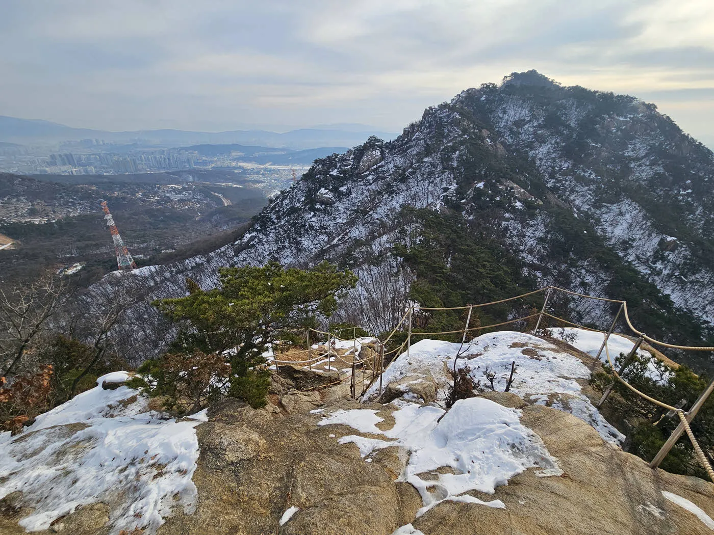 임꺽정봉에서 내려가는 암릉구간