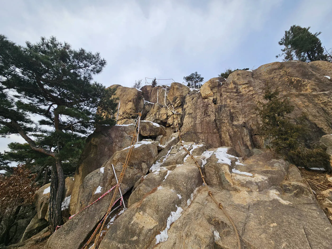 임꺽정봉을 내려오는 암릉구간