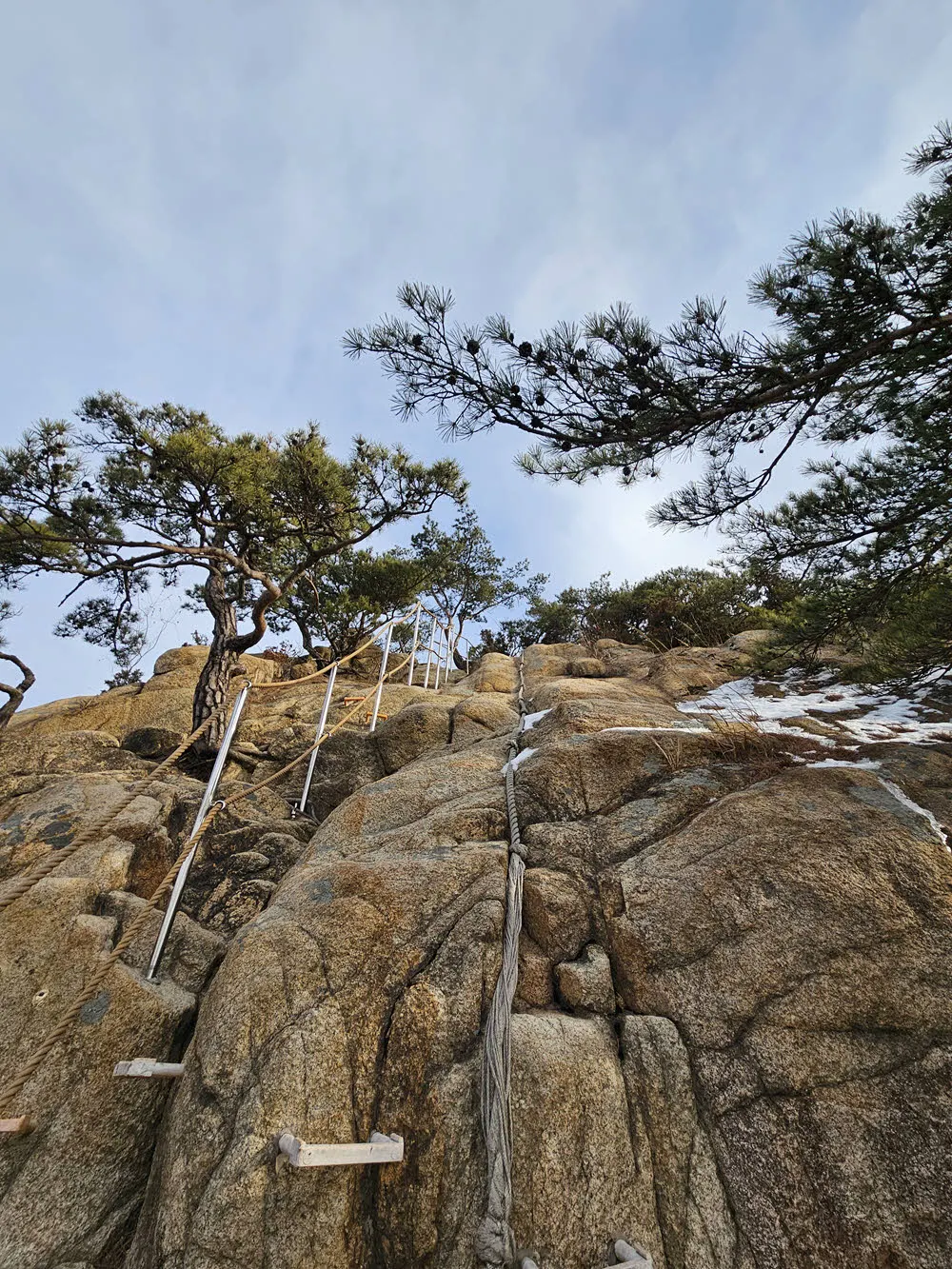 상투봉 오르는 암벽