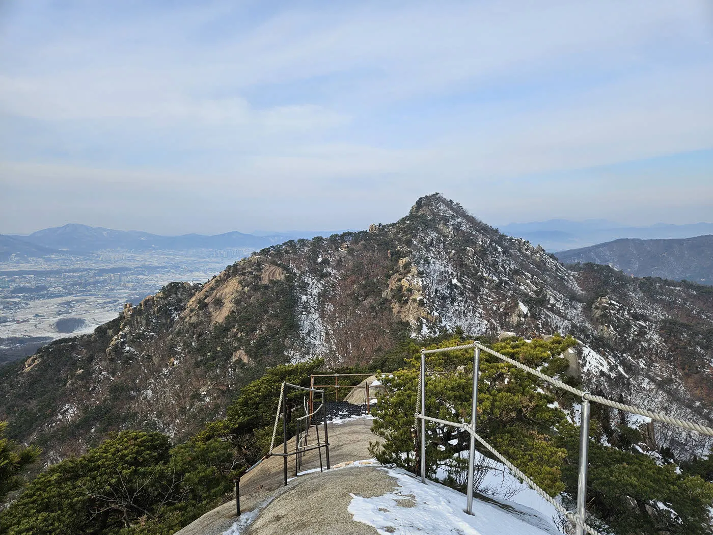 상투봉 암릉구간에서 바라본 임꺽정봉