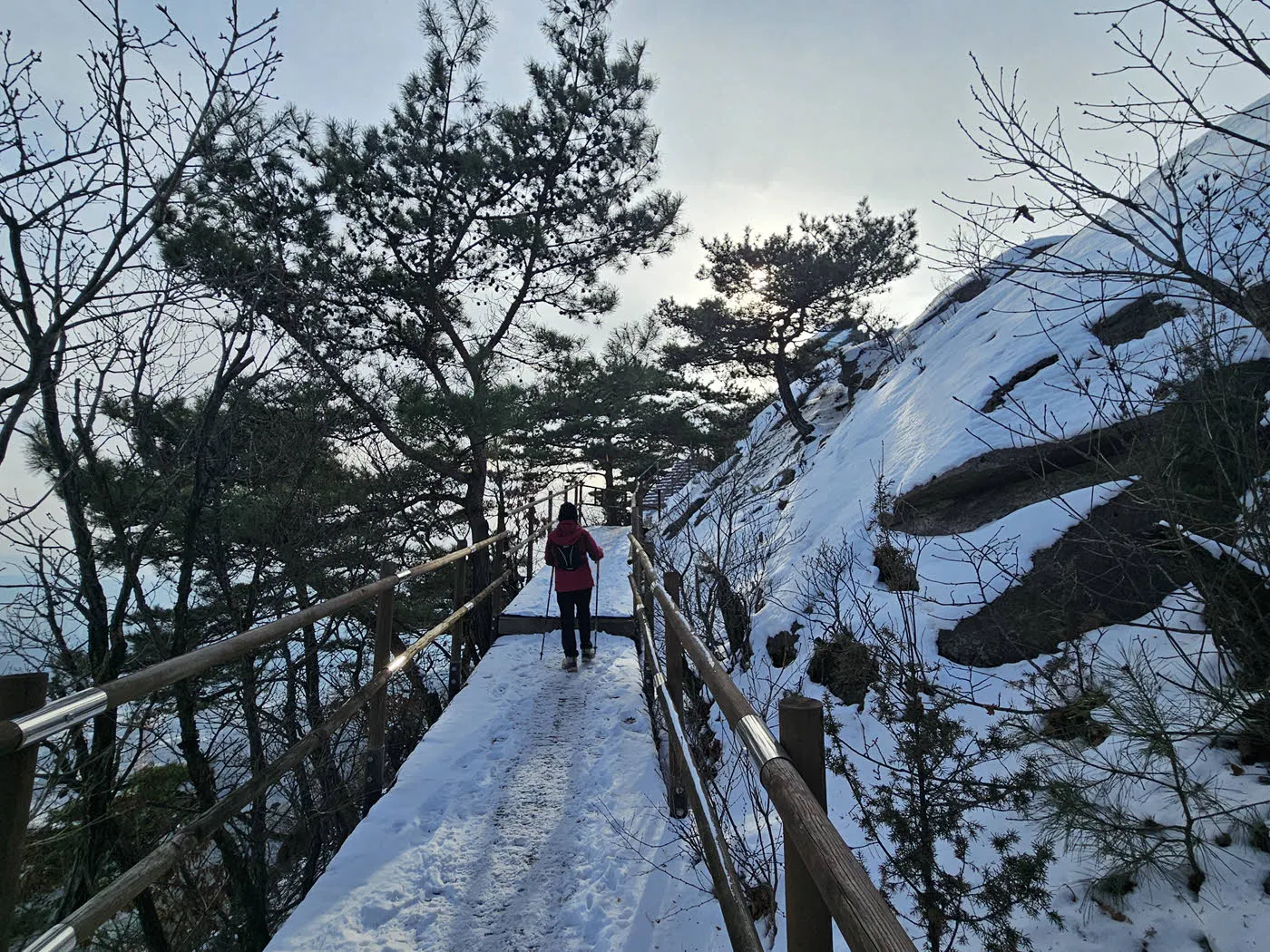 불곡산 상봉 정상에 다 올랐다.