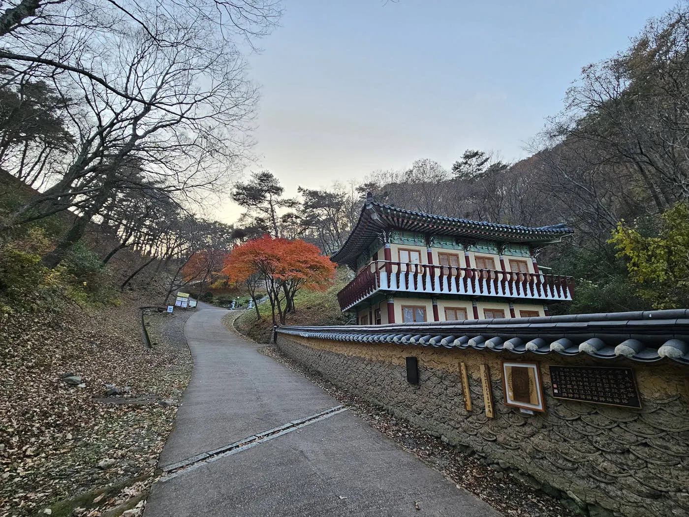 골굴사 가기 전 사찰건물