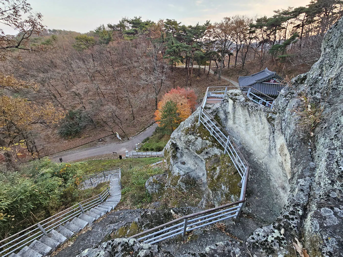 골굴암을 올라가며 내려다 본 모습