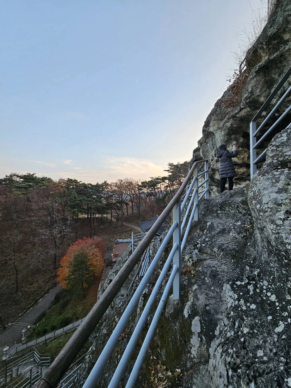 각각의 석굴 사원은 깍아지른 절벽을 오르내려야 이동할 수 있다