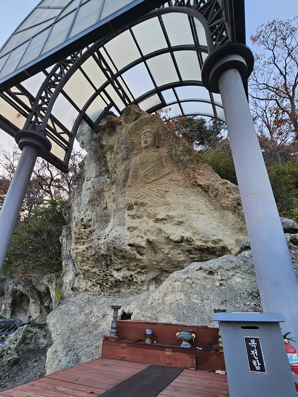 골굴사 가장 높은 곳에 있는 마애여래좌상