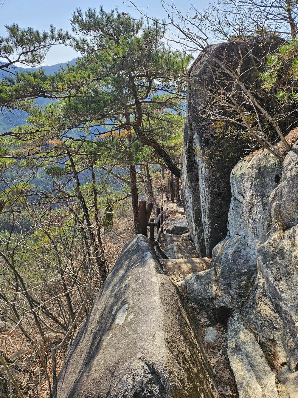 용장계곡에 있는 용장사지를 지난다