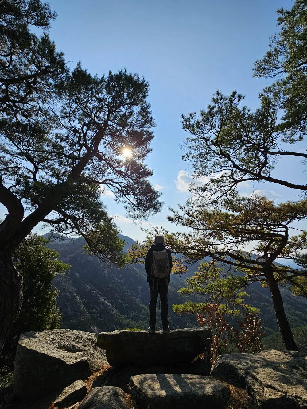 천년 고찰인 경주 남산 용장사터에서 해를 바라보다