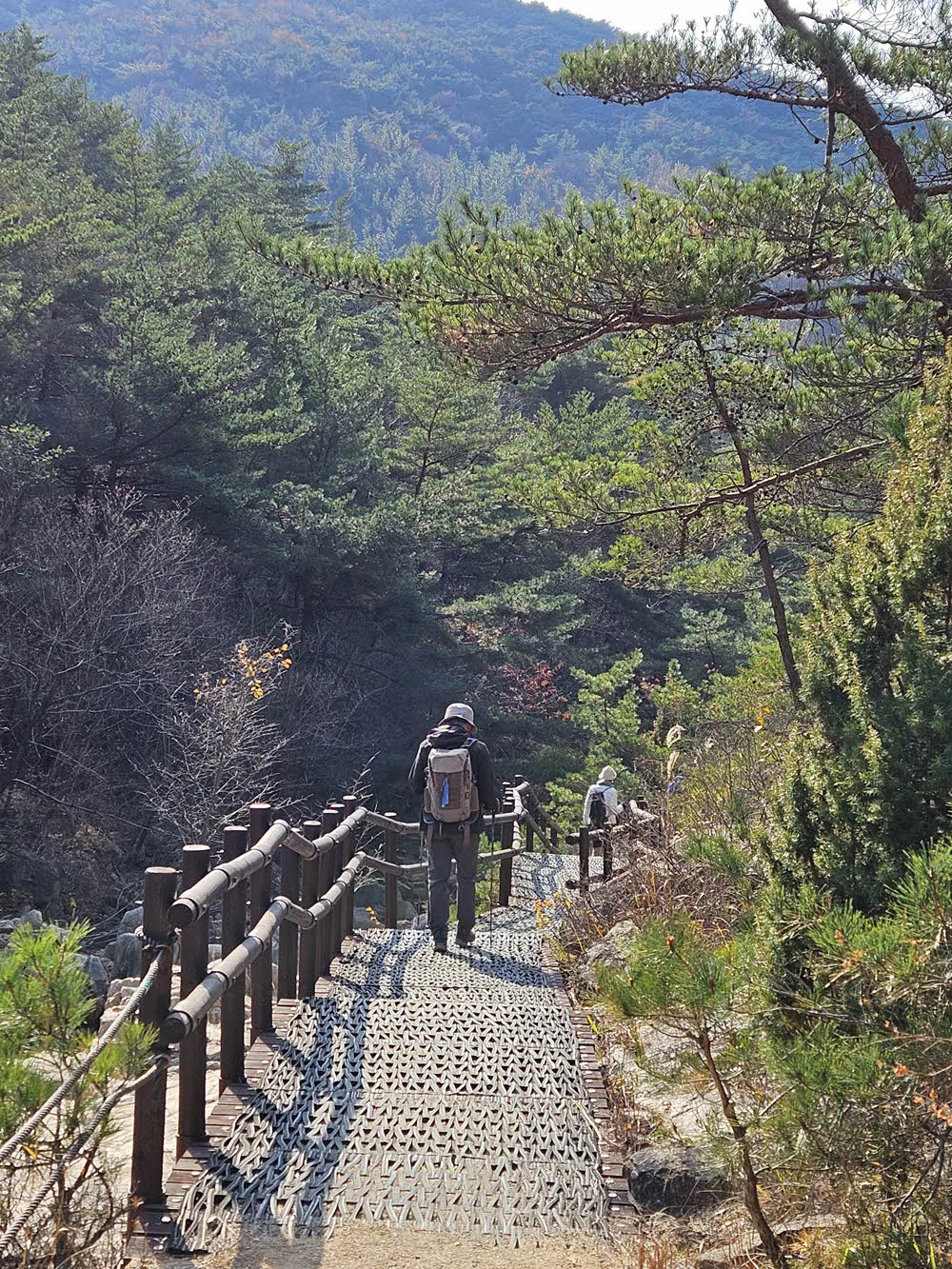 설잠교를 지나 용장마을로 하산하는길 
