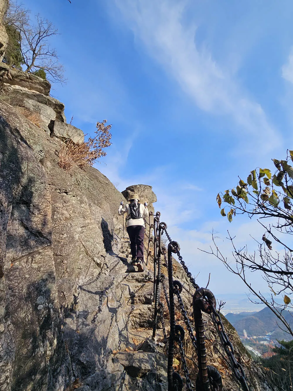 금오산 도선굴 오르는 암벽길