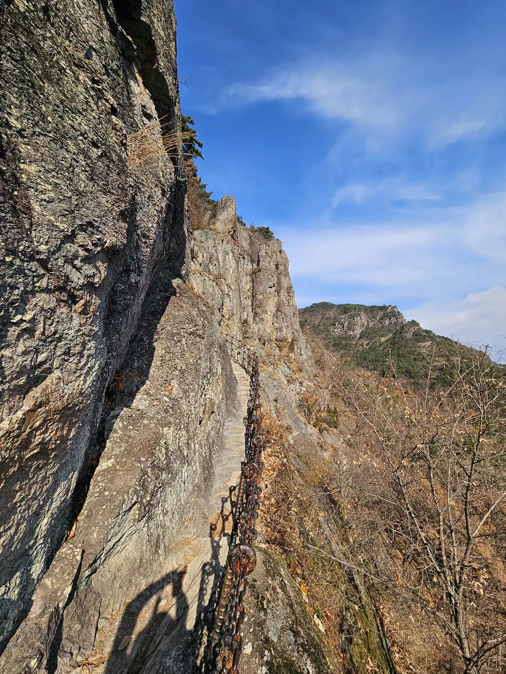 도선굴 가는 암벽길의 풍경