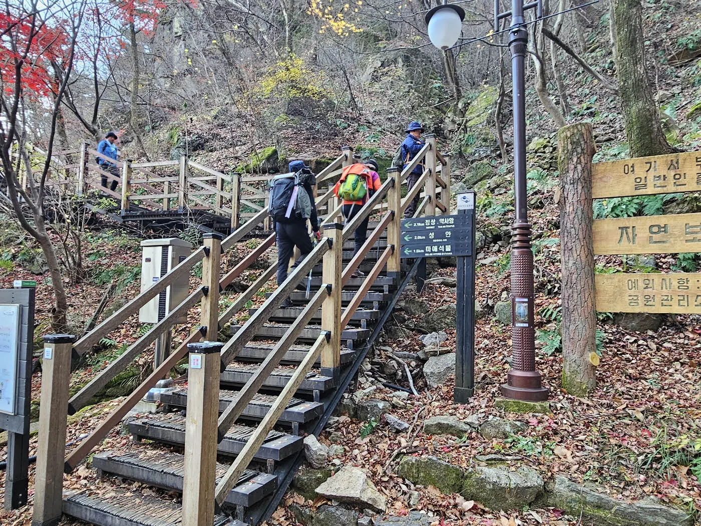 대혜폭포에서 할딱고개가는 나무데크계단길