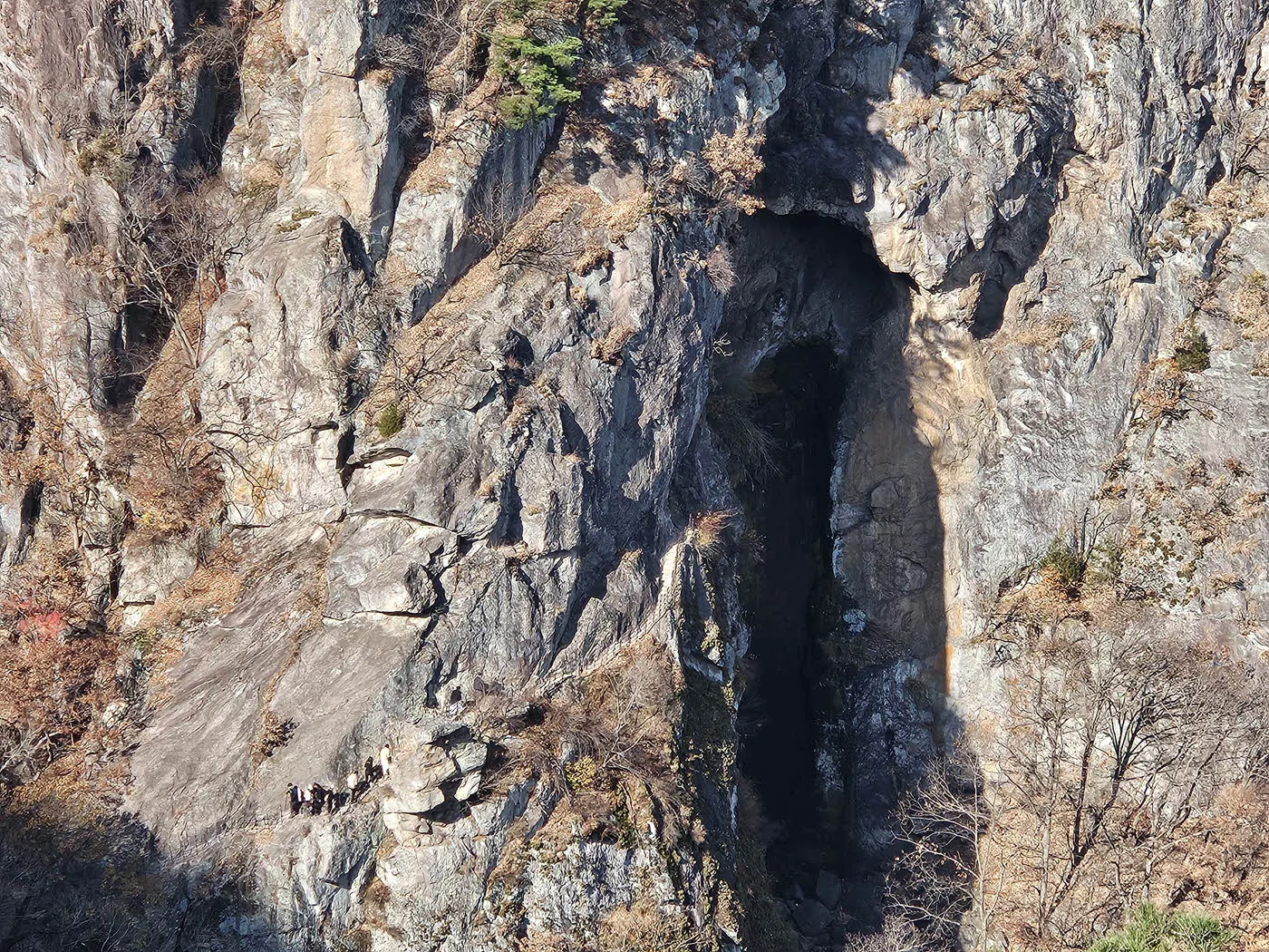 할딱고개를 오르며 볼 수 있는 도선굴 암벽길