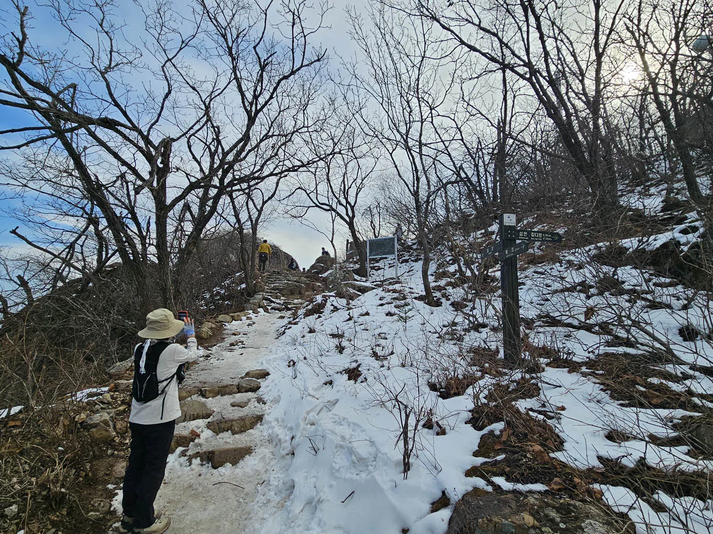 눈이 쌓여있는 금오산 정상의 북쪽 사면