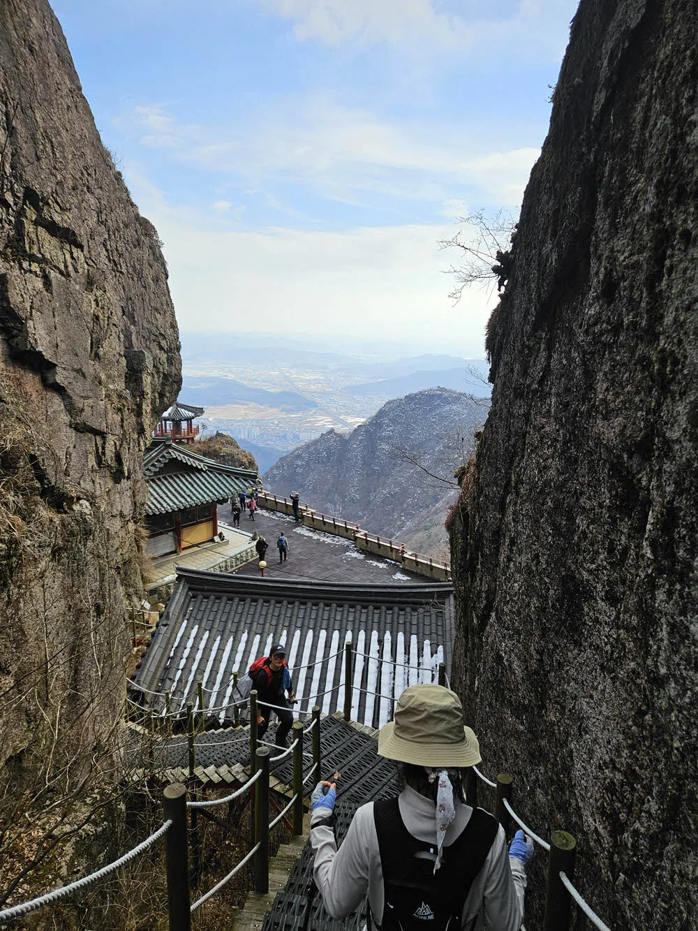 기암 사이로 보이는 약사암